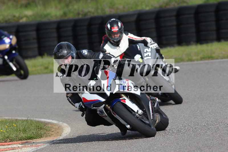 /Archiv-2023/06 10.04.2023 Moto Club Anneau du Rhin/Blanc-Novice/132